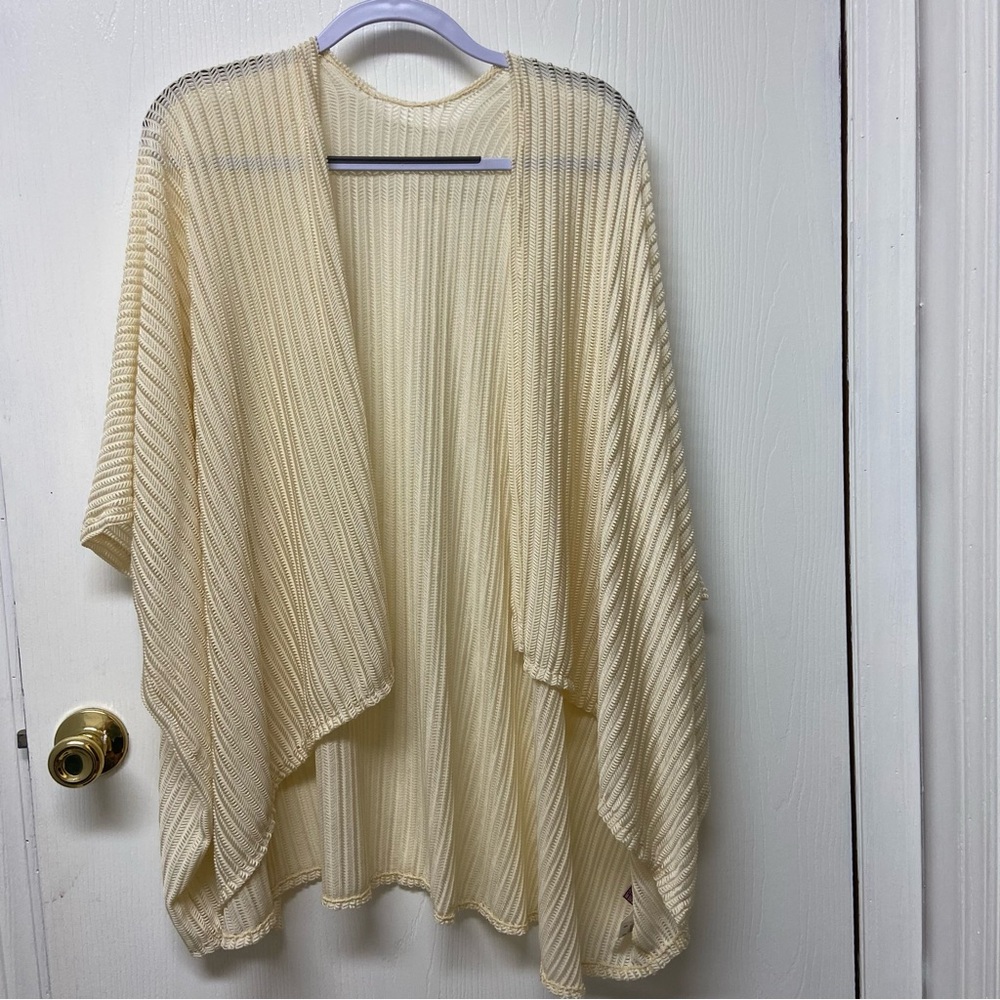 ☃️ One size champagne-colored beautiful shrug/cardigan